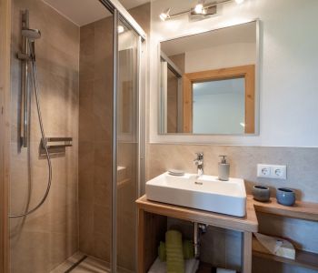 Haus_Franz_Kapellenweg_10_Ellmau_05_2023_Appartement_6_Kaiserblick_Badezimmer.jpg
