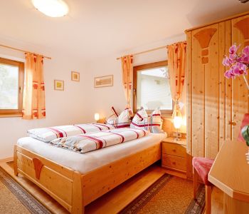 Gasthaus-Franzl-Ellmau-Kapellenweg-10-Anita-Hochfilzer-Appartement-Schlafzimmer-.jpg