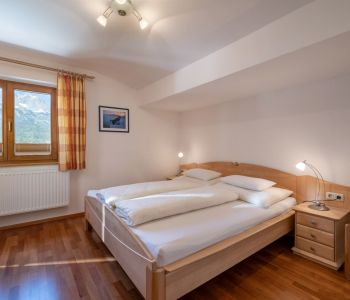 Haus_Franz_Kapellenweg_10_Ellmau_05_2023_Appartement_8_Wilder_Kaiser_Schlafzimmer_1.jpg